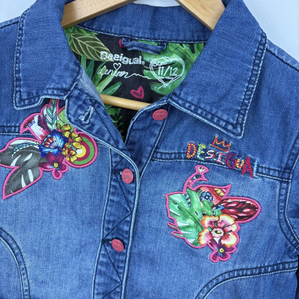 A kék Desigual farmerkabát hátulja Tropical Queen felirattal