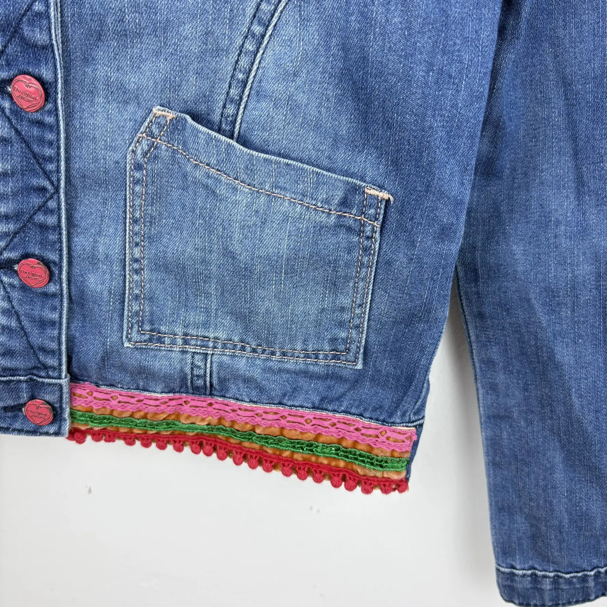 Desigual címké és virágos foltok a farmerkabát nyakrészén
