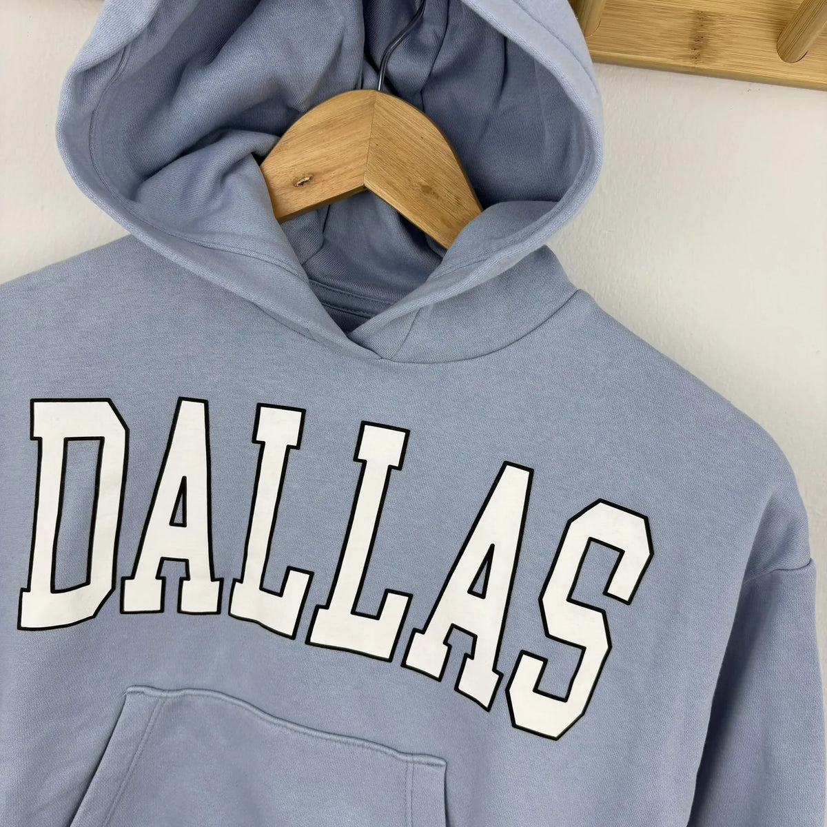 Lány kapucnis pulóver Dallas felirattal 134 - részletfotó