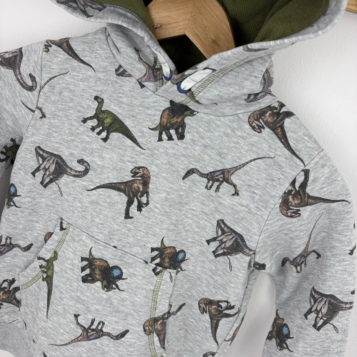 Next dinoszauruszos kapucnis pulóver 116 - mintarészlet
