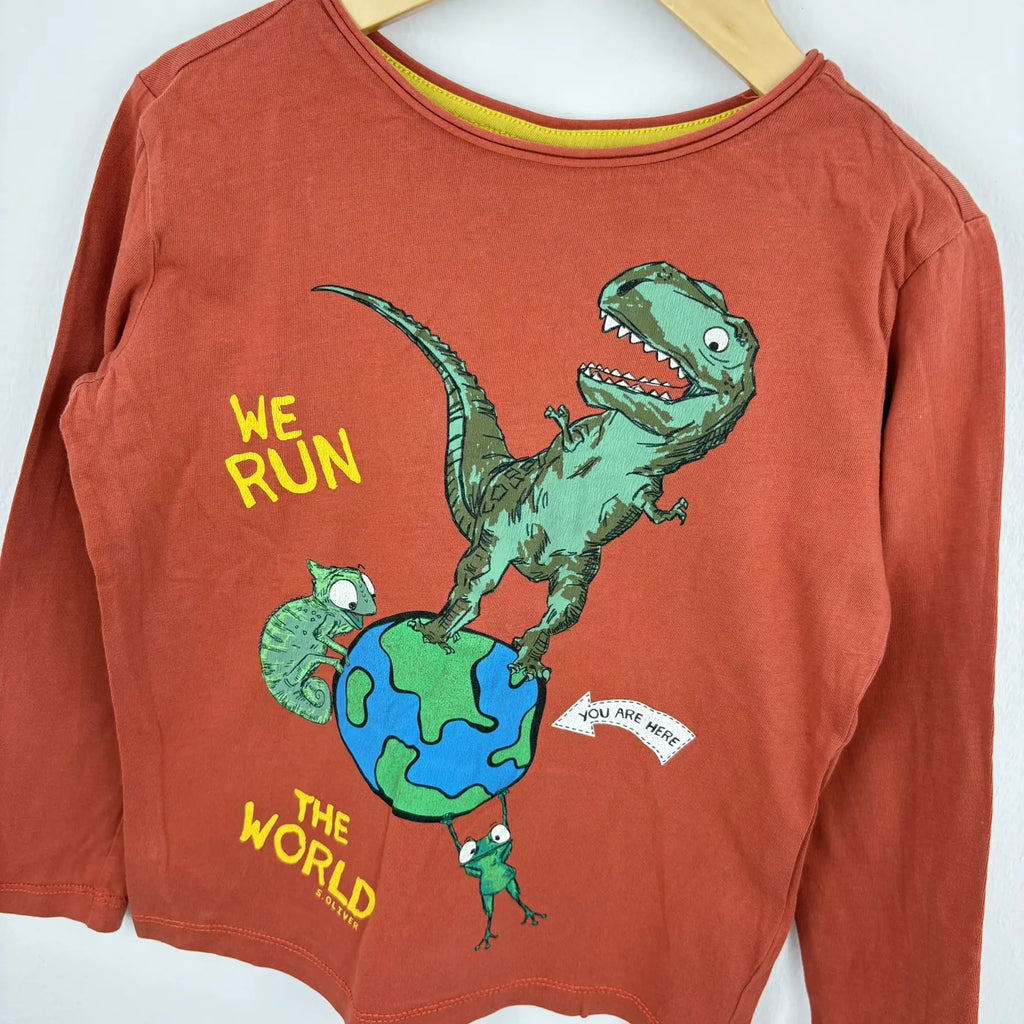 S. Oliver We Run The World dinoszauruszos hosszú ujjú póló 116 122 rozsdavörös – minta közelről