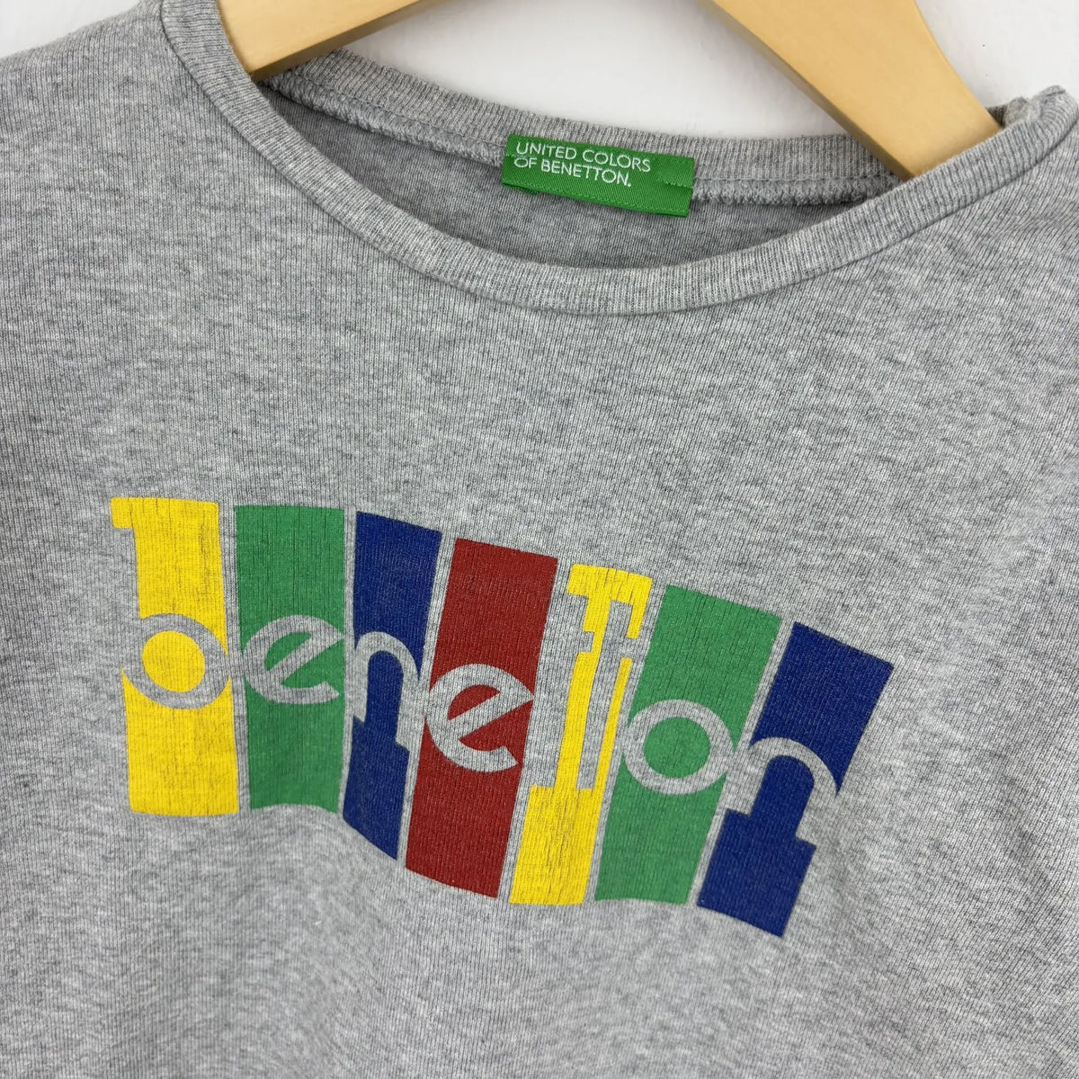 United Colors of Benetton logós hosszú ujjú póló 104 szürke – logó közelről