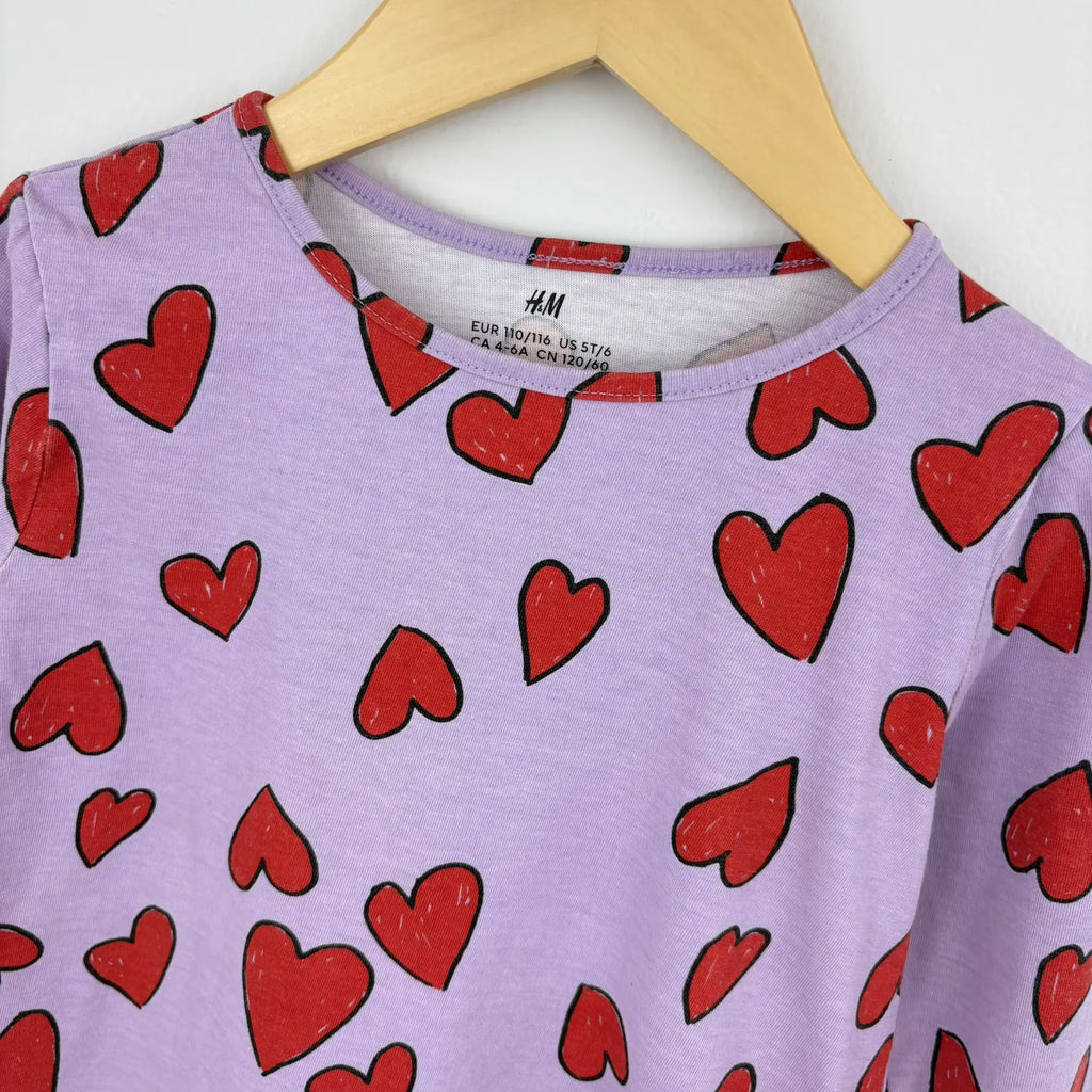 H&M szíves mintás hosszú ujjú póló 110 116 lila – minta közelről
