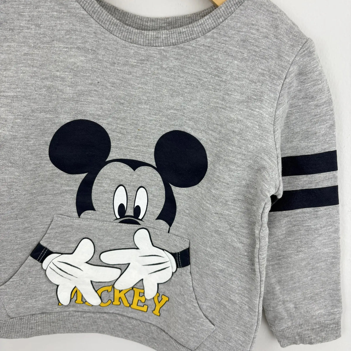 Mickey Mouse nyomattal a szürke pulóver elöl részlete