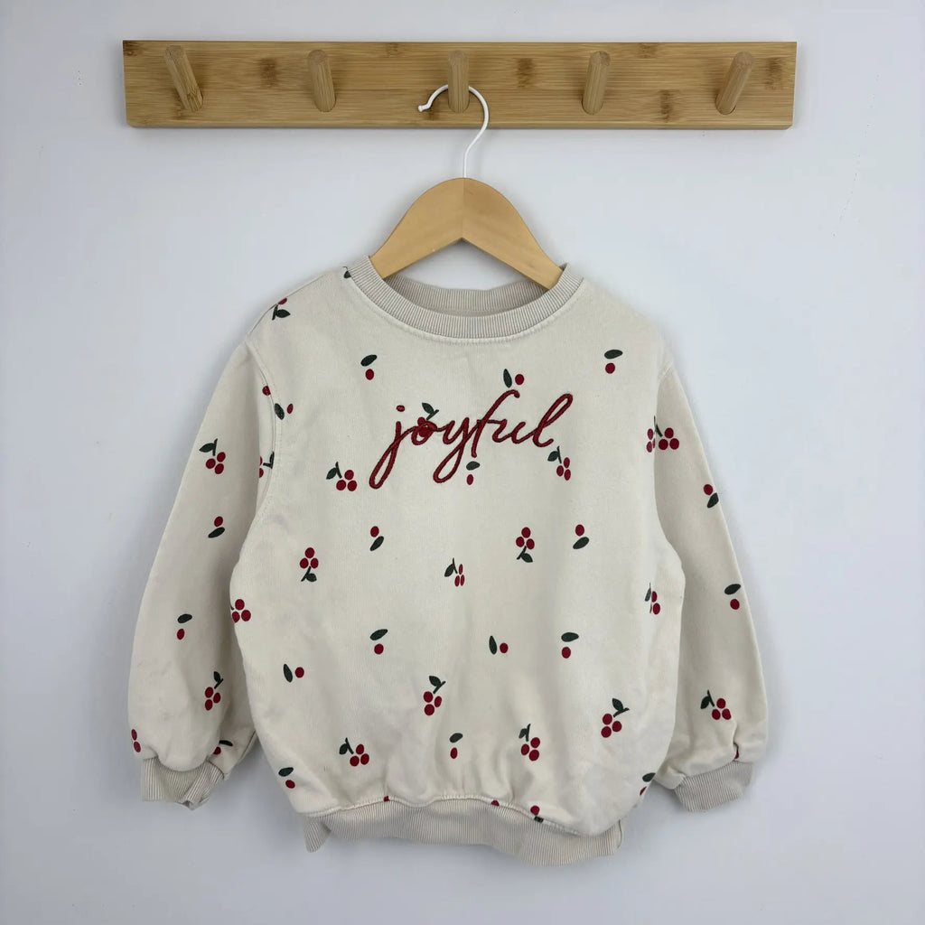 Törtszínű H&M pulóver joyful felirattal és bogyós mintával, 110/116
