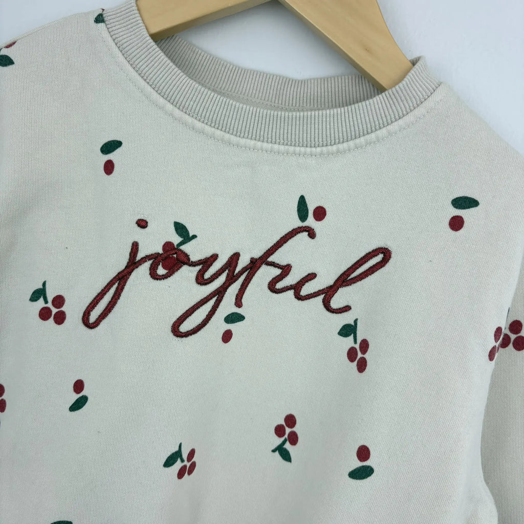 Joyful felirat és bogyós minta a pulóver elöl részlete