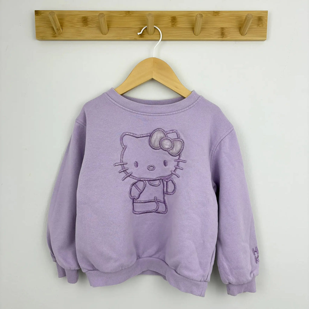 Hello Kitty hímzés a lila pulóver elöl részlete