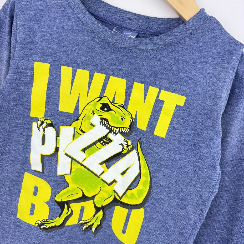 I Want Pizza felirattal és dinoszauruszos nyomattal a kék póló elöl részlete