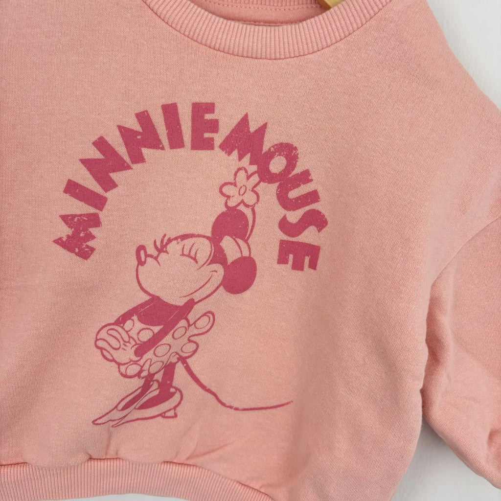 Minnie Mouse nyomattal a rózsaszín pulóver elöl részlete