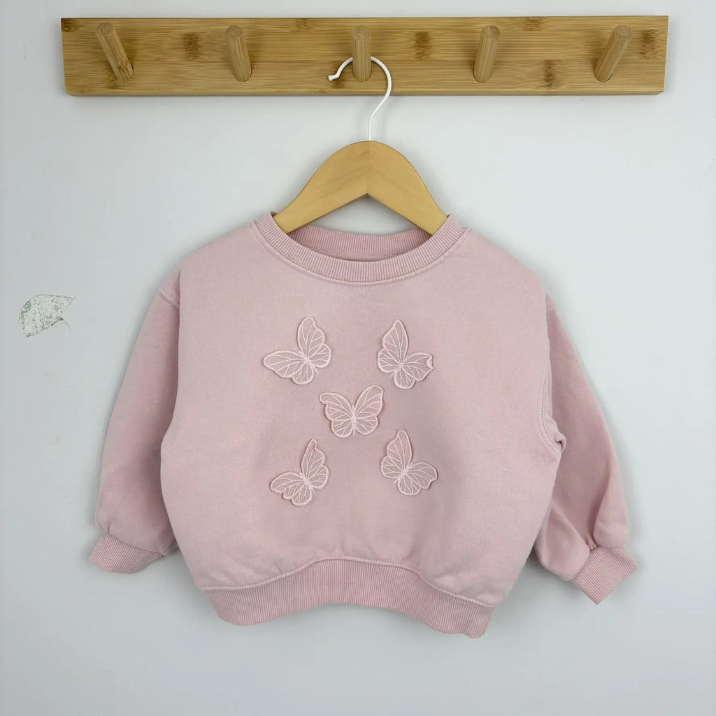 Rózsaszín H&M pulóver hímzett pillangómotívumokkal, 92
