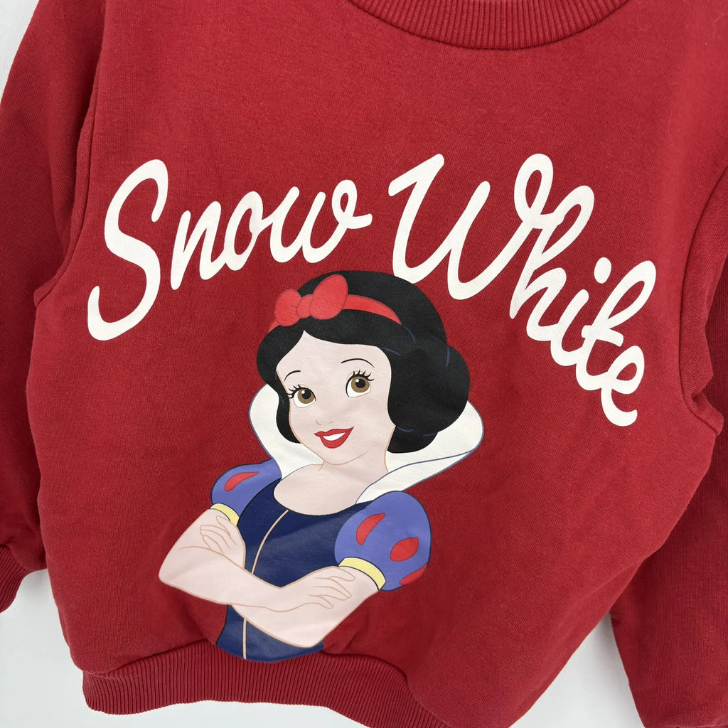 Hófehérke nyomattal és Snow White felirattal a bordó pulóver elöl részlete