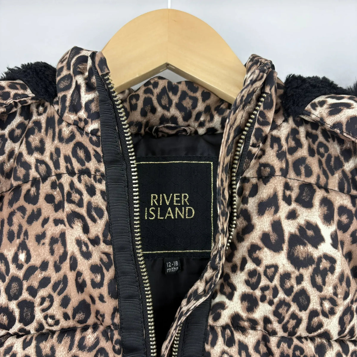 River Island címke a leopárdmintás kabátban