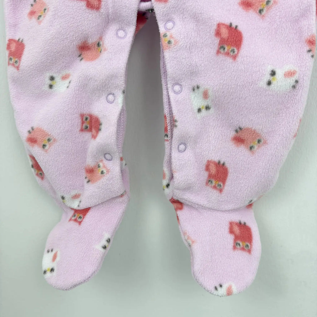 Talpas kialakítás és patentos záródás a rózsaszín rugdalózón