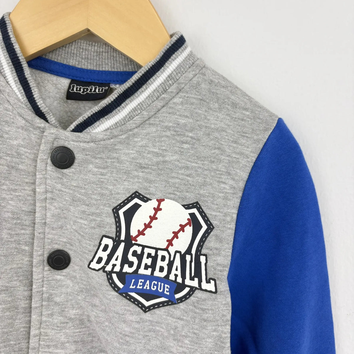 Baseball League minta a Lupilu kardigánpulóveren közelről