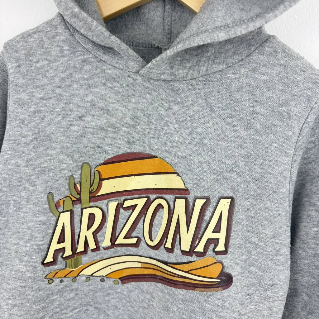 Arizona minta a szürke pulóveren közelről