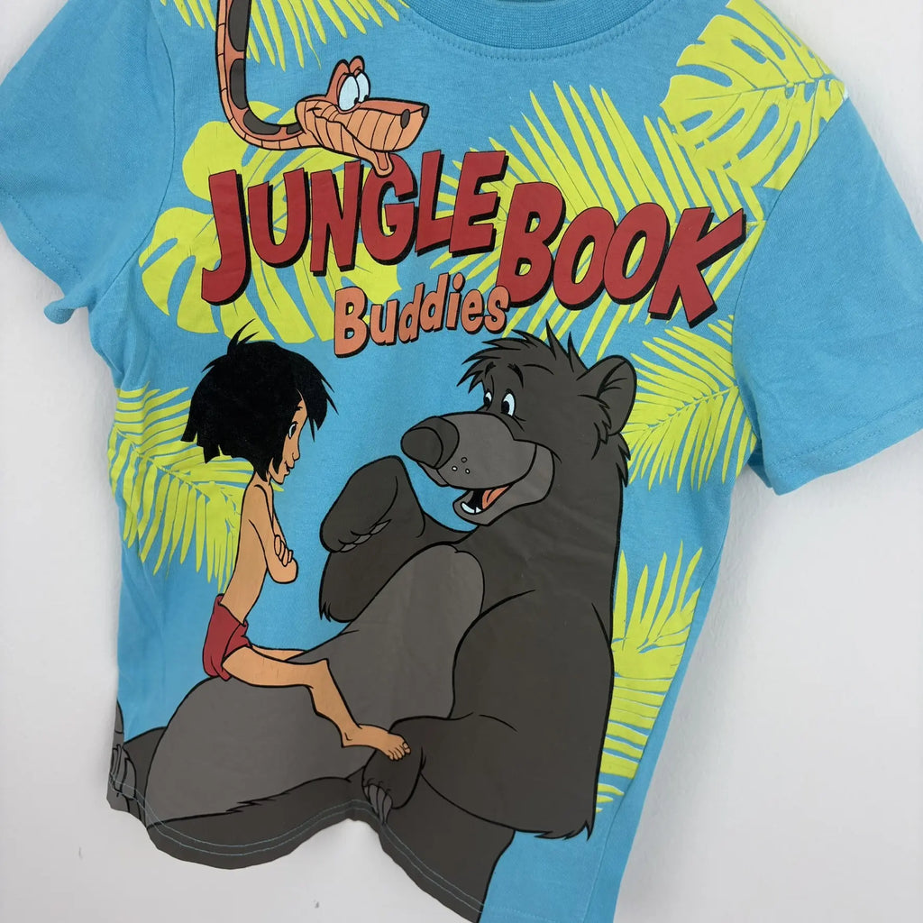 Közelkép a póló Jungle Book Buddies mintájáról