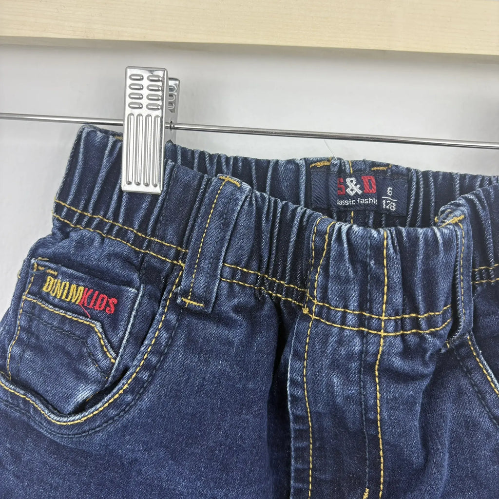 Sötétkék farmernadrág hátulról, két zsebbel