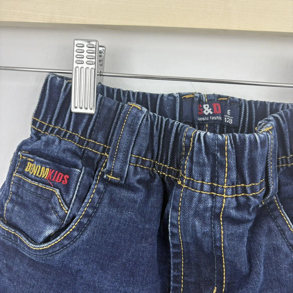 Sötétkék farmernadrág hátulról, két zsebbel