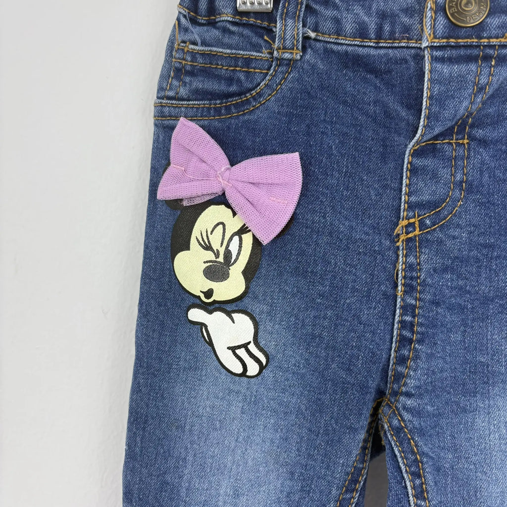 Közelkép a Minnie mintáról és rózsaszín masniról