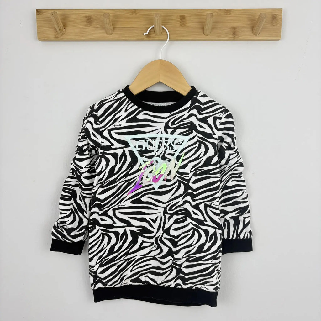 Fekete és fehér zebra mintás Guess pulóver, hosszú ujjú, színes mellkasi felirattal