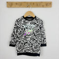 Fekete és fehér zebra mintás Guess pulóver, hosszú ujjú, színes mellkasi felirattal