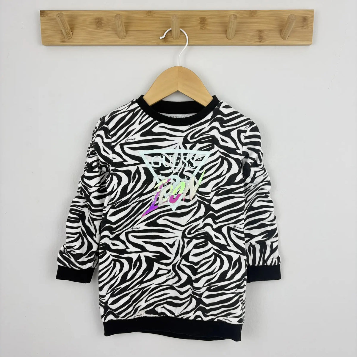 Fekete és fehér zebra mintás Guess pulóver, hosszú ujjú, színes mellkasi felirattal