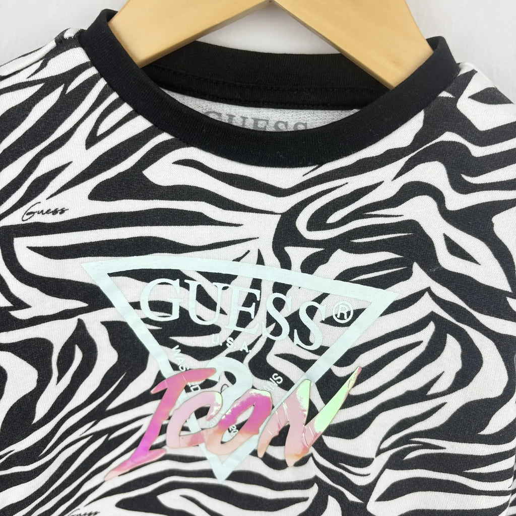 Közelkép a Guess logóról és a zebra mintáról