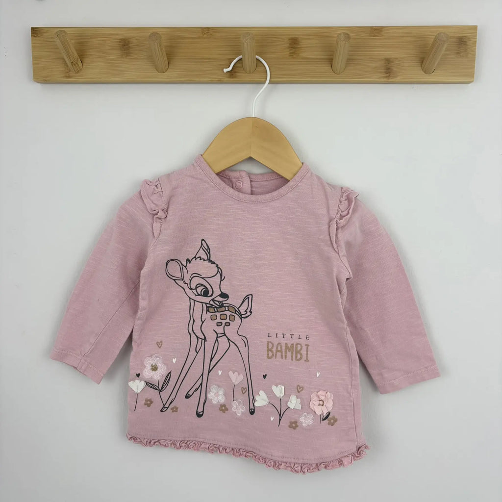Közeli kép a rózsaszín felső Bambi mintájáról és vállfodráról