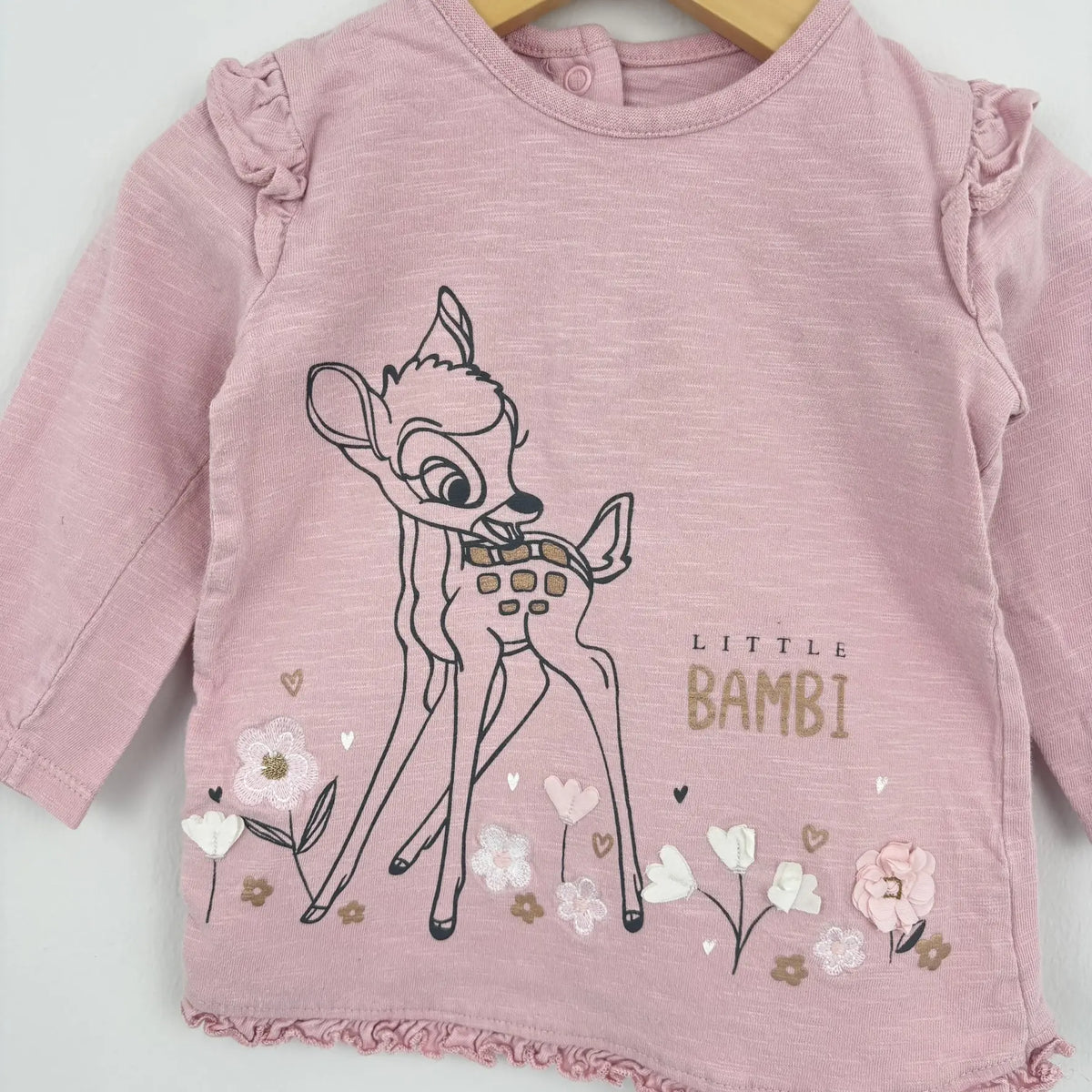 Teljes nézet egy rózsaszín, Bambi mintás George hosszú ujjú felsőről