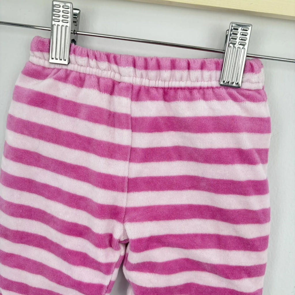 A csíkos melegítőnadrág gumis dereka közelről