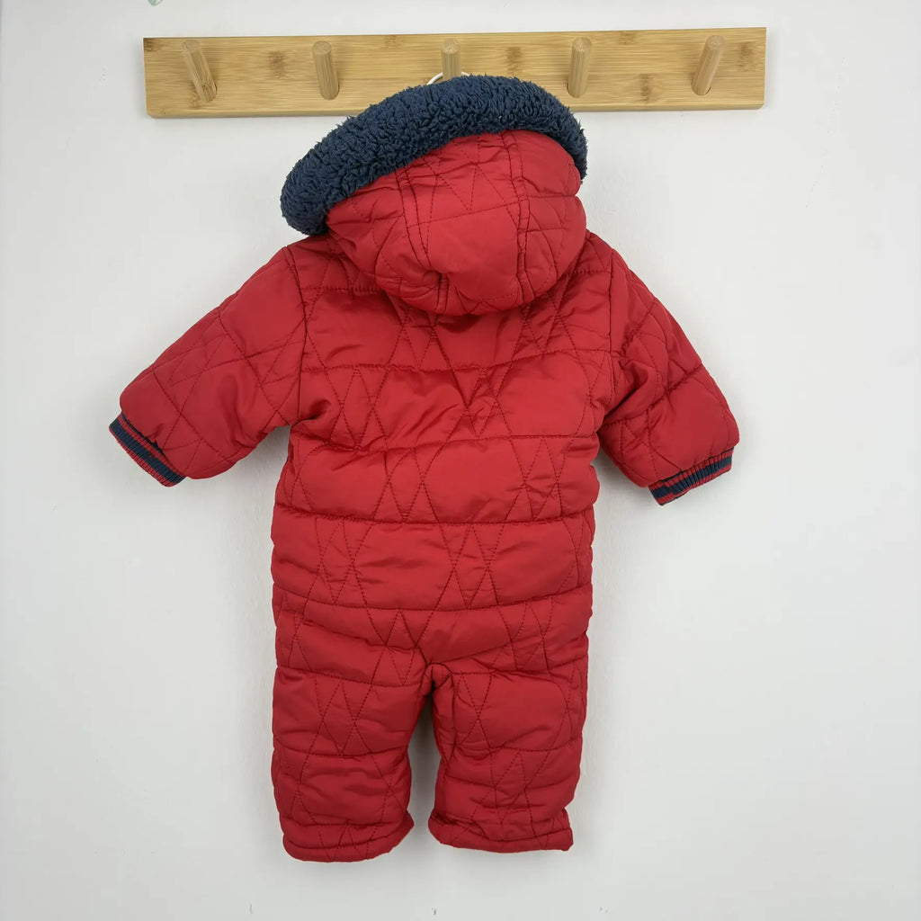 A Mothercare piros kapucnis overál hátoldala