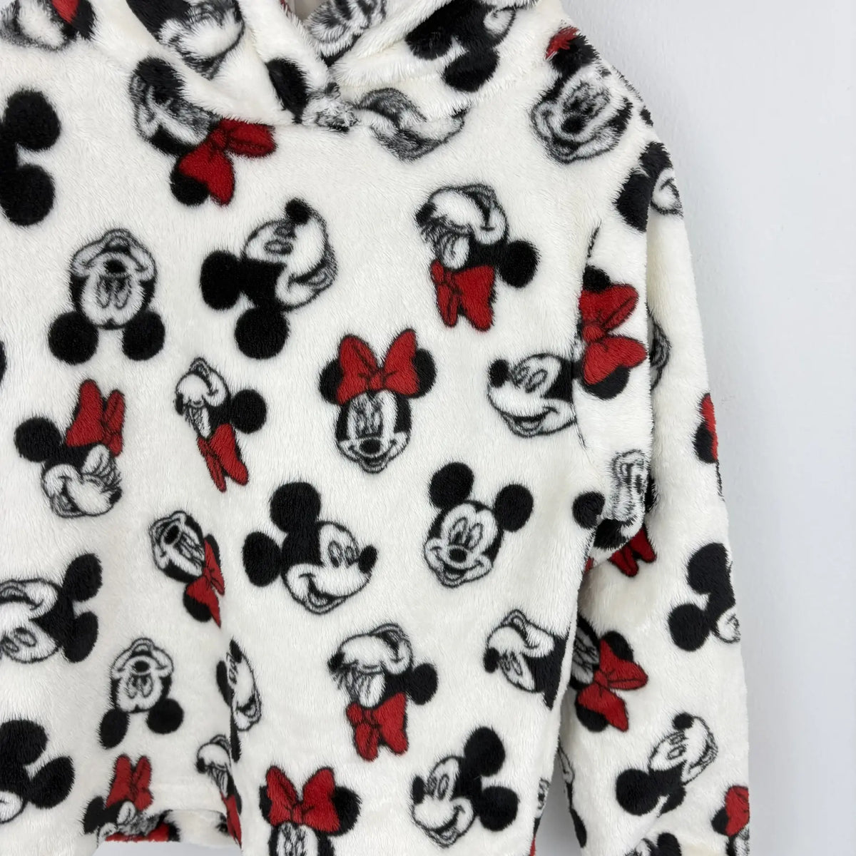 A pulóver Minnie és Mickey egér mintája közelről