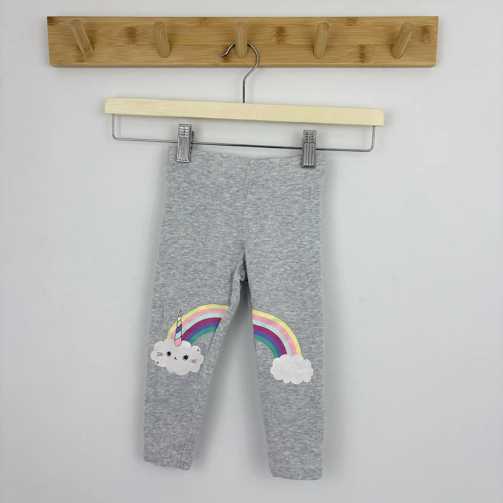 A leggings szivárványa és unikornisszarvas felhőmintája közelről