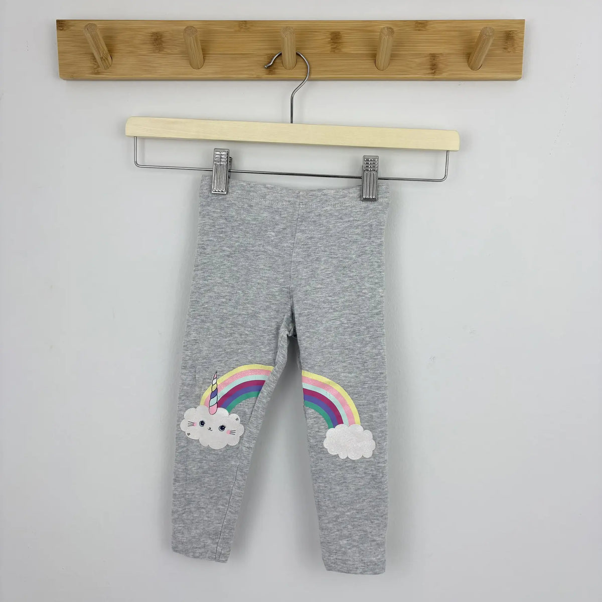 A leggings szivárványa és unikornisszarvas felhőmintája közelről