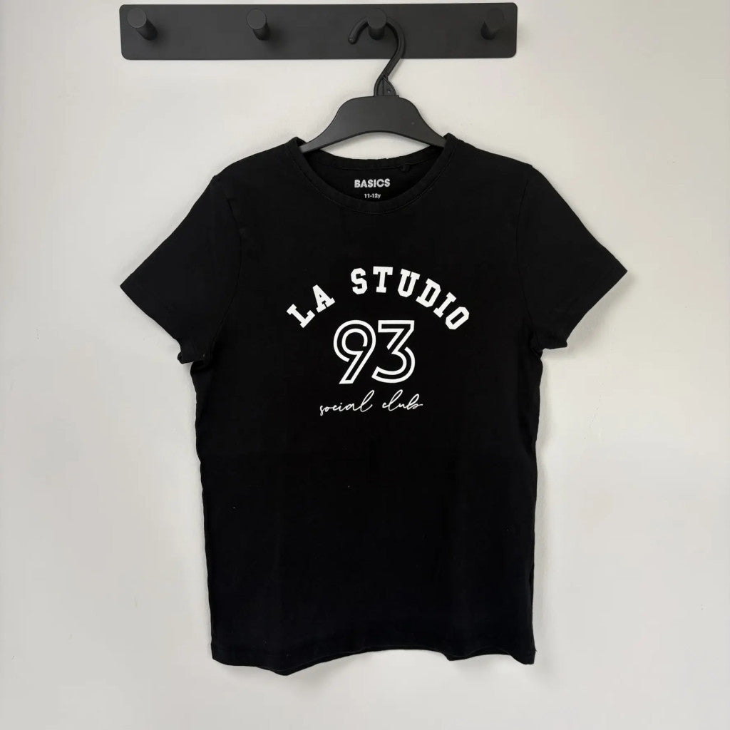 Fekete La Studio feliratos póló 152
