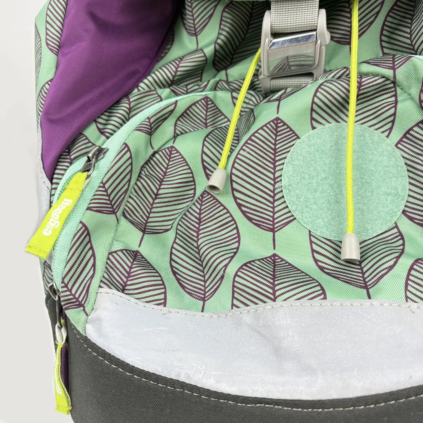 Ergobag iskolatáska lila-zöld tornazsákkal