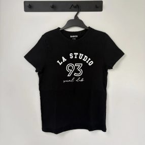 Fekete La Studio feliratos póló 152